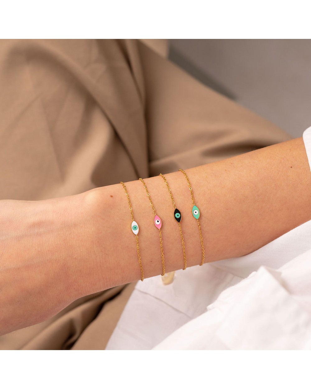 Βραχιόλι της Excite Fashion Jewellery, ματάκι με λευκό και τιρκουάζ σμάλτο από επιχρυσωμένο ανοξείδωτο ατσάλι. B001-WHITE-4 Κοσμήματα Βραχιόλι της Excite Fashion Jewellery, ματάκι με λευκό και τιρκουάζ σμάλτο από επιχρυσωμένο ανοξείδωτο ατσάλι. B001-WHITE-4 Κοσμήματα