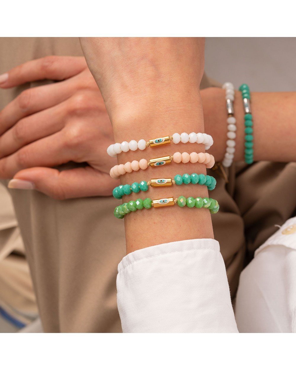Βραχιόλι μακραμέ της Excite Fashion Jewellery, ματάκι με σμάλτο σε επίχρυση μπάρα και τυρκουάζ πέτρες. B-1400-01-03-49 Κοσμήματα Βραχιόλι μακραμέ της Excite Fashion Jewellery, ματάκι με σμάλτο σε επίχρυση μπάρα και τυρκουάζ πέτρες. B-1400-01-03-49 Κοσμήματα