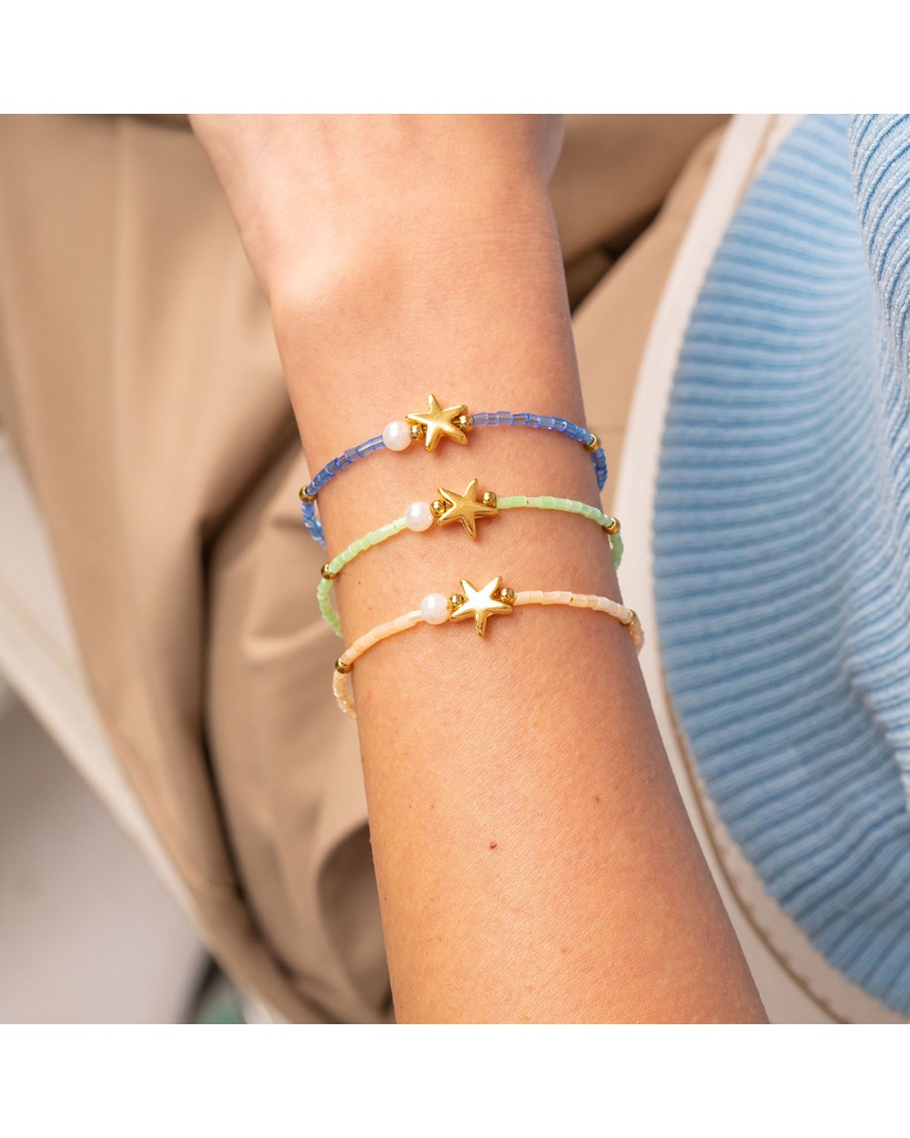 Χειροποίητο βραχιόλι αστερίας της  Excite Fashion Jewellery, με γαλάζιες χάντρες, χρυσές και περλίτσα. B-1727-01-07-4 Κοσμήματα