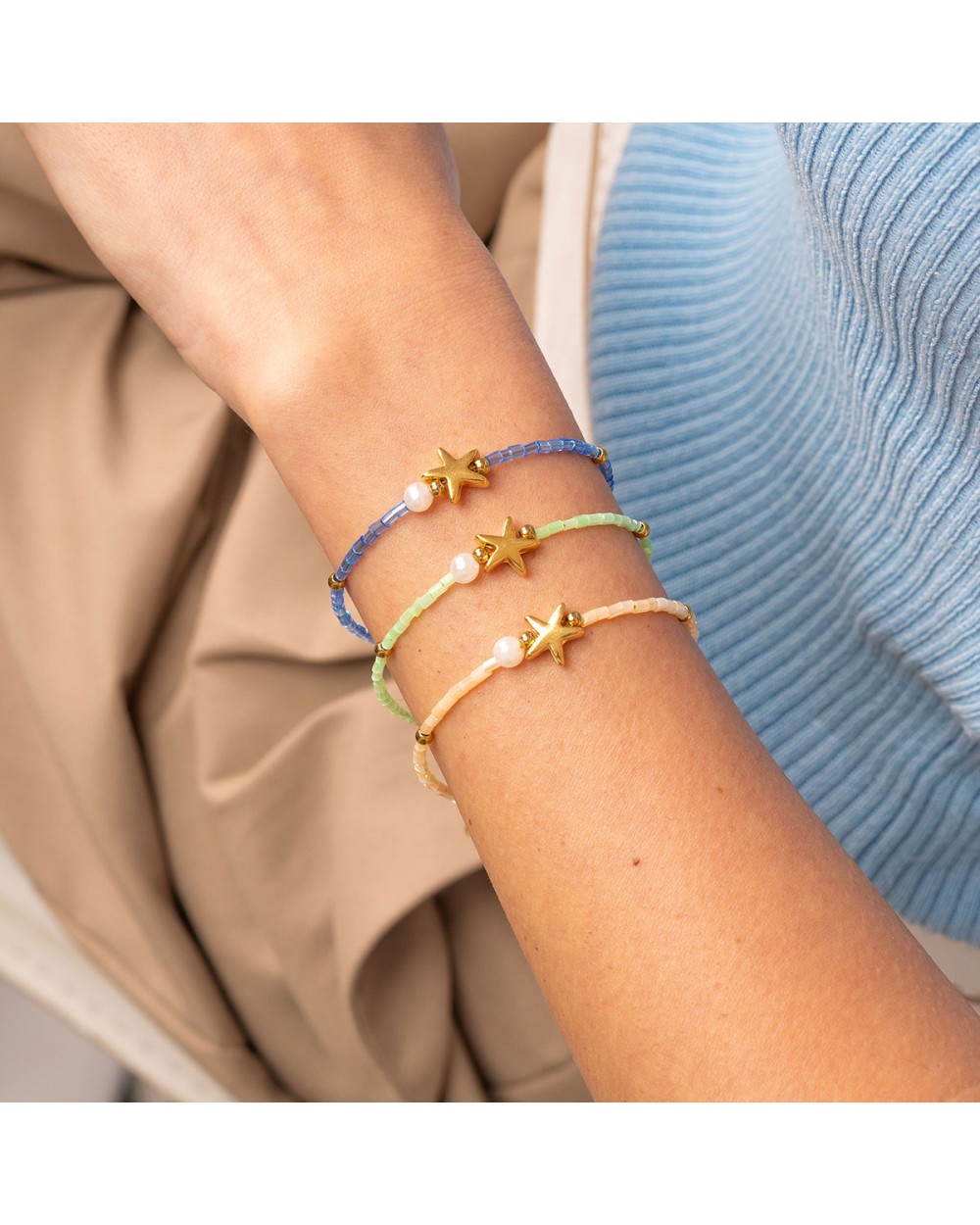 Χειροποίητο βραχιόλι αστερίας της  Excite Fashion Jewellery, με πράσινες χάντρες,  χρυσές και περλίτσα. B-1727-01-08-4 Κοσμήματα