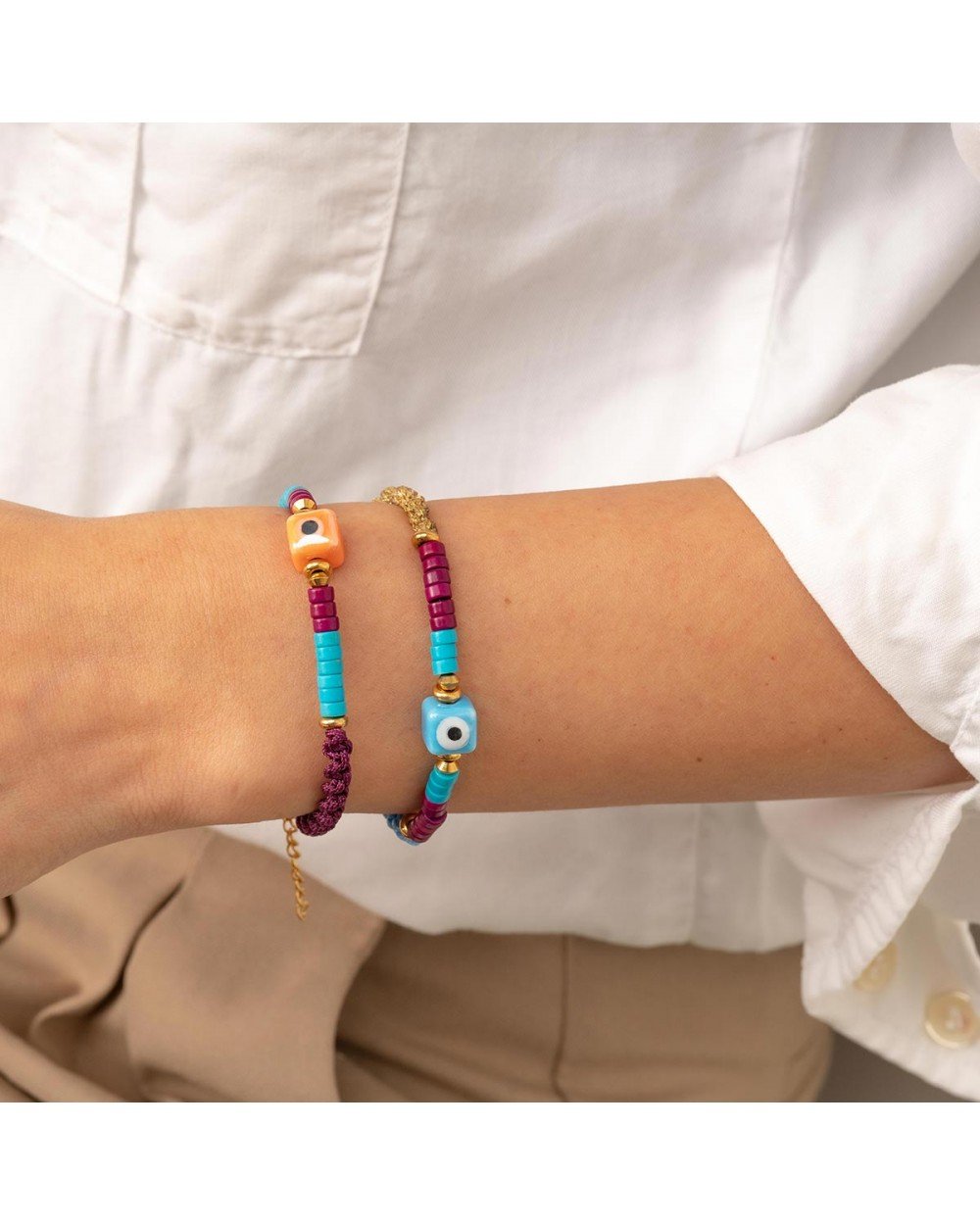 Χειροποίητο βραχιόλι της Excite Fashion Jewellery, πορτοκαλί ματάκι ζάρι, κορδόνι μακραμέ και πολύχρωμες ροδέλες από επιχρυσωμένο ανοξείδωτο ατσάλι. B-1759-22 Κοσμήματα Χειροποίητο βραχιόλι της Excite Fashion Jewellery, πορτοκαλί ματάκι ζάρι, κορδόνι μακραμέ και πολύχρωμες ροδέλες από επιχρυσωμένο ανοξείδωτο ατσάλι. B-1759-22 Κοσμήματα