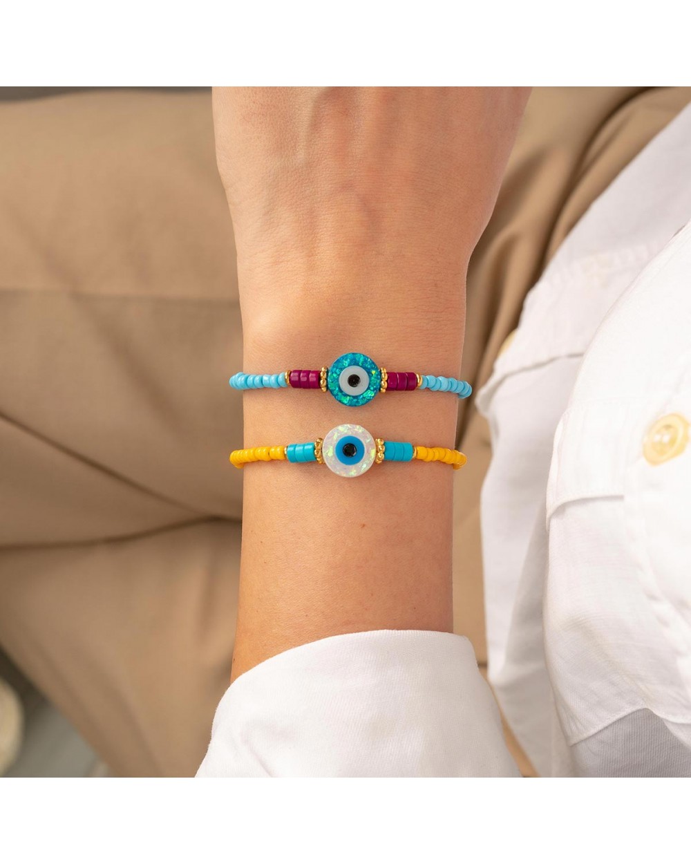 Χειροποίητο βραχιόλι της Excite Fashion Jewellery, με στρογγυλό λευκό ματάκι, κίτρινες και τιρκουάζ χάντρες. B-1760-22 Κοσμήματα