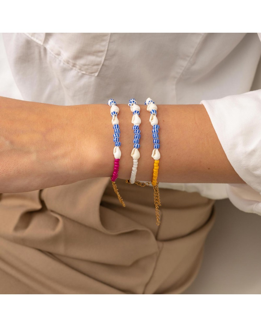 Χειροποίητο βραχιόλι της Excite Fashion Jewellery, με κοχυλάκια, κίτρινες και μπλε-λευκές ριγέ χάντρες. B-1762-16 Κοσμήματα Χειροποίητο βραχιόλι της Excite Fashion Jewellery, με κοχυλάκια, κίτρινες και μπλε-λευκές ριγέ χάντρες. B-1762-16 Κοσμήματα