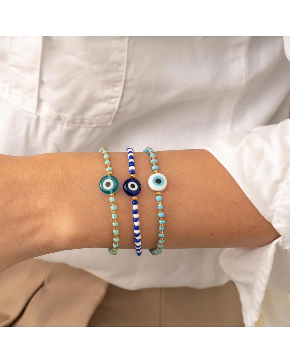 Χειροποίητο βραχιόλι της Excite Fashion Jewellery, στρογγυλό γαλαζοπράσινο ματάκι, λευκές και γαλαζοπράσινες χάντρες, από επιχρυσωμένο ανοξείδωτο ατσάλι. B-1764-30 Κοσμήματα Χειροποίητο βραχιόλι της Excite Fashion Jewellery, στρογγυλό γαλαζοπράσινο ματάκι, λευκές και γαλαζοπράσινες χάντρες, από επιχρυσωμένο ανοξείδωτο ατσάλι. B-1764-30 Κοσμήματα