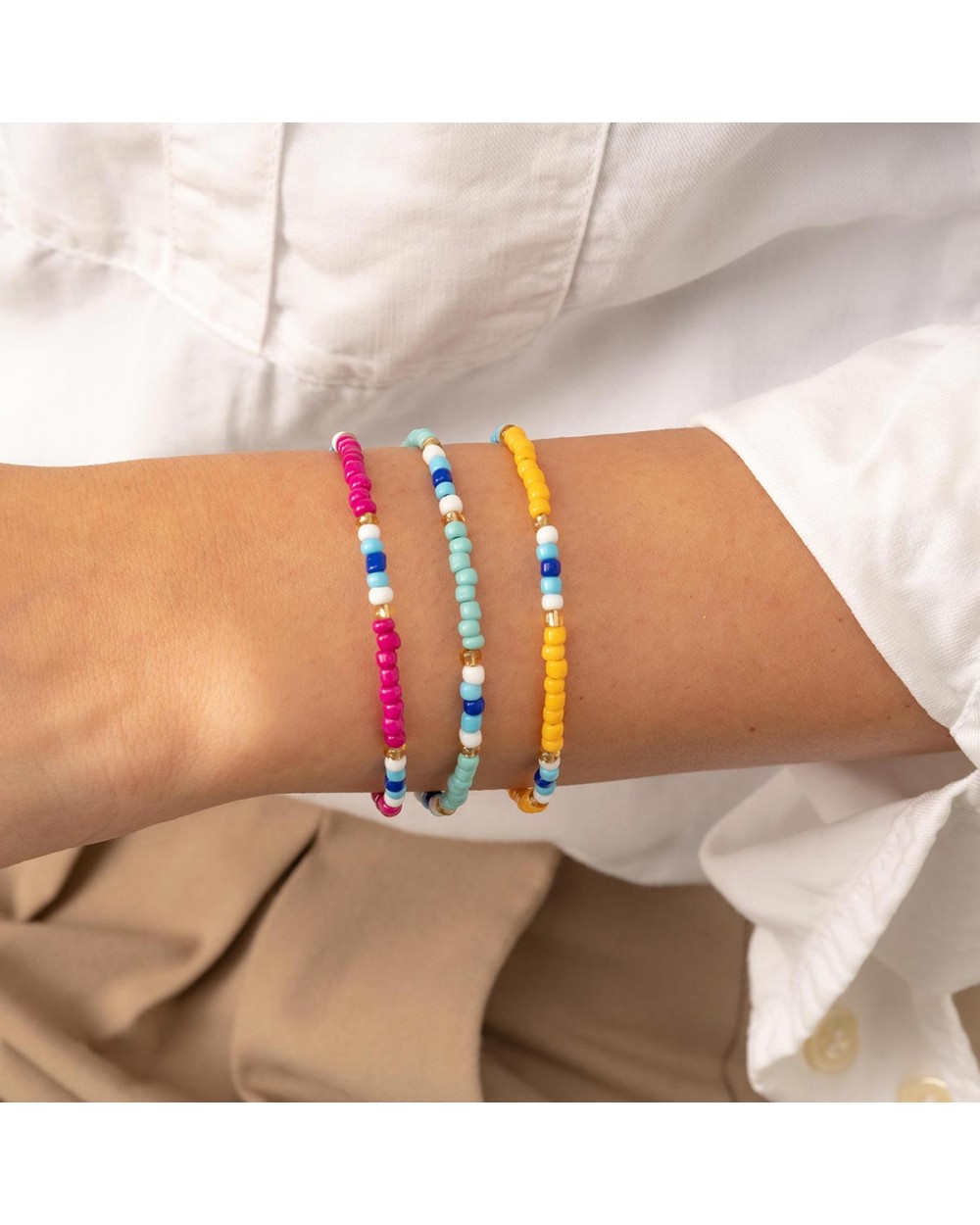 Χειροποίητο καλοκαιρινό βραχιόλι της Excite Fashion Jewellery, με φούξια, λευκές, γαλάζιες, μπλέ, και χρυσές χάντρες, από επιχρυσωμένο ανοξείδωτο ατσάλι. B-1767-32 Κοσμήματα Χειροποίητο καλοκαιρινό βραχιόλι της Excite Fashion Jewellery, με φούξια, λευκές, γαλάζιες, μπλέ, και χρυσές χάντρες, από επιχρυσωμένο ανοξείδωτο ατσάλι. B-1767-32 Κοσμήματα