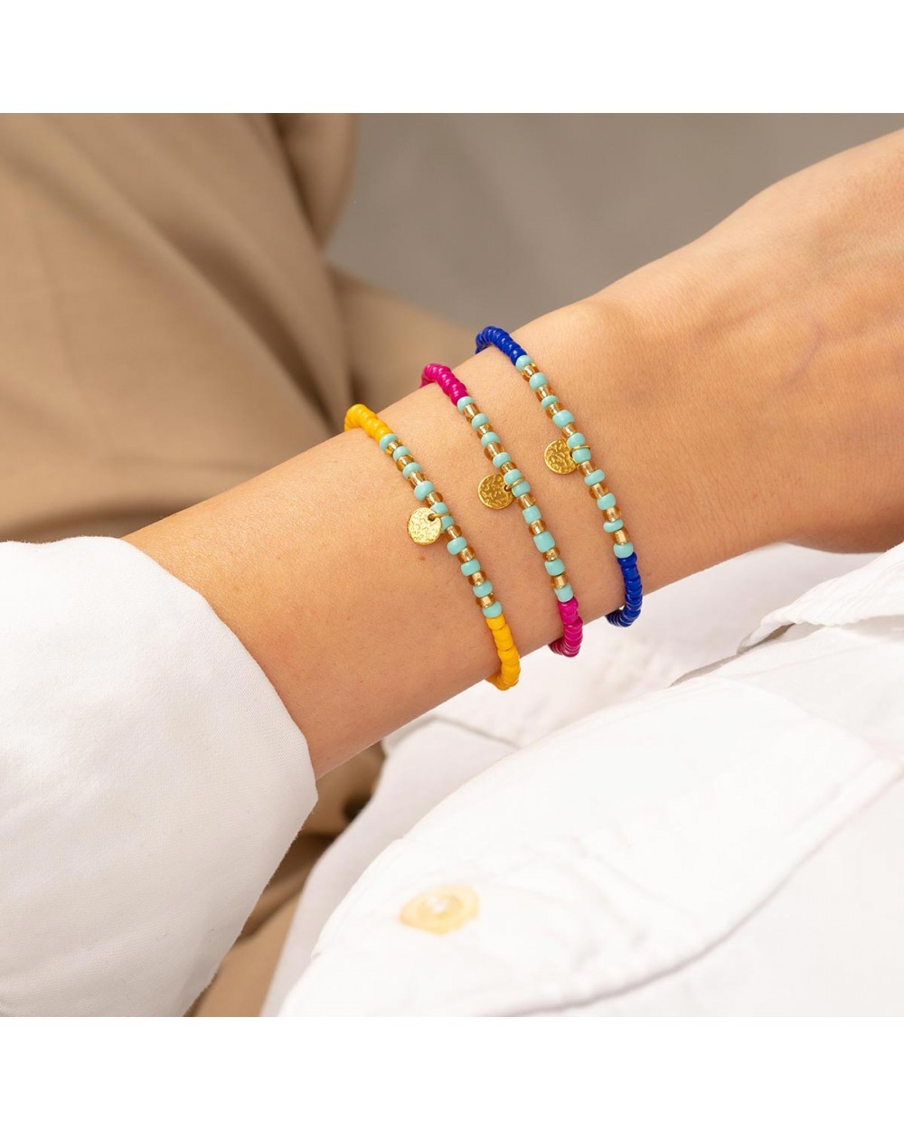 Χειροποίητο βραχιόλι της Excite Fashion Jewellery, κρεμαστό ανάγλυφο στοιχείο, κίτρινες, τιρκουάζ και χρυσές χάντρες. B-1768-16 Κοσμήματα Χειροποίητο βραχιόλι της Excite Fashion Jewellery, κρεμαστό ανάγλυφο στοιχείο, κίτρινες, τιρκουάζ και χρυσές χάντρες. B-1768-16 Κοσμήματα