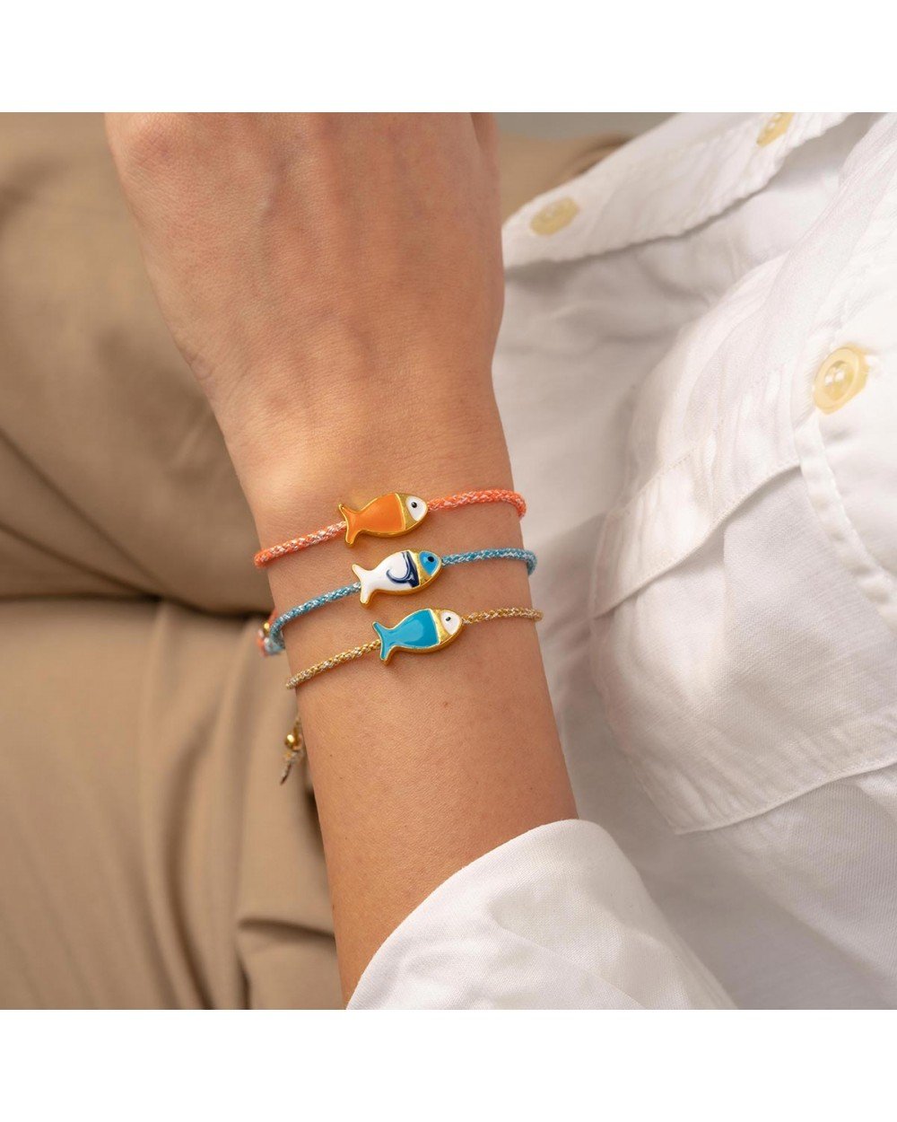 Χειροποίητο βραχιόλι της Excite Fashion Jewellery, μακραμέ, δίχρωμο κορδόνι, επίχρυσο ψαράκι με σμάλτο. B-1772-07 Κοσμήματα Χειροποίητο βραχιόλι της Excite Fashion Jewellery, μακραμέ, δίχρωμο κορδόνι, επίχρυσο ψαράκι με σμάλτο. B-1772-07 Κοσμήματα