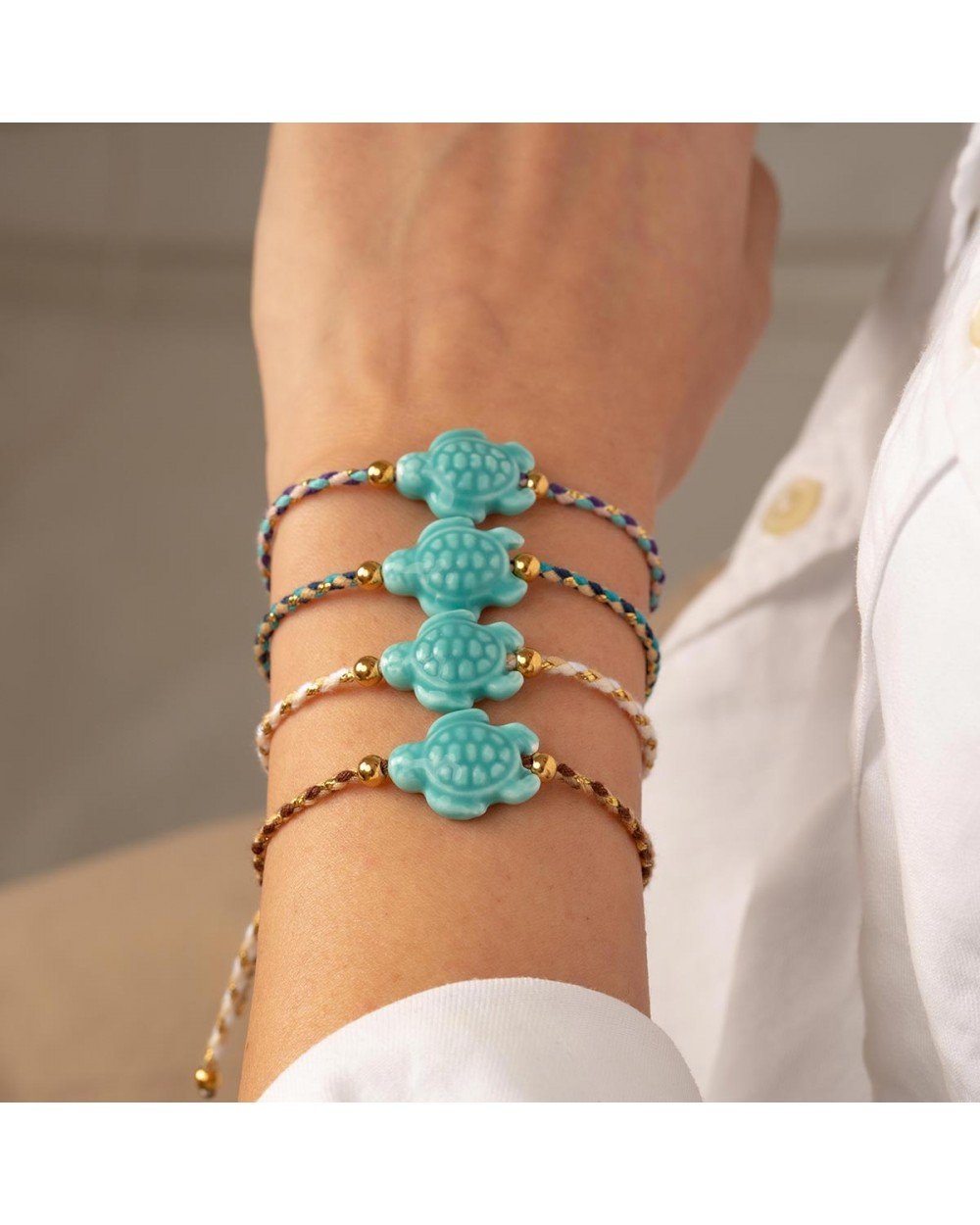 Χειροποίητο βραχιόλι της Excite Fashion Jewellery, χρωματιστό κορδόνι, τιρκουάζ χελωνάκι και χρυσές μπίλιες. B-1773-04 Κοσμήματα Χειροποίητο βραχιόλι της Excite Fashion Jewellery, χρωματιστό κορδόνι, τιρκουάζ χελωνάκι και χρυσές μπίλιες. B-1773-04 Κοσμήματα