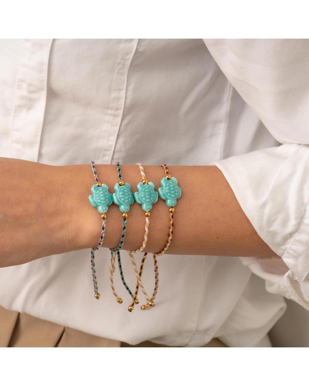 Χειροποίητο βραχιόλι της Excite Fashion Jewellery, moulti color κορδόνι, τιρκουάζ χελωνάκι και χρυσές μπίλιες. B-1773-24 Κοσμήματα