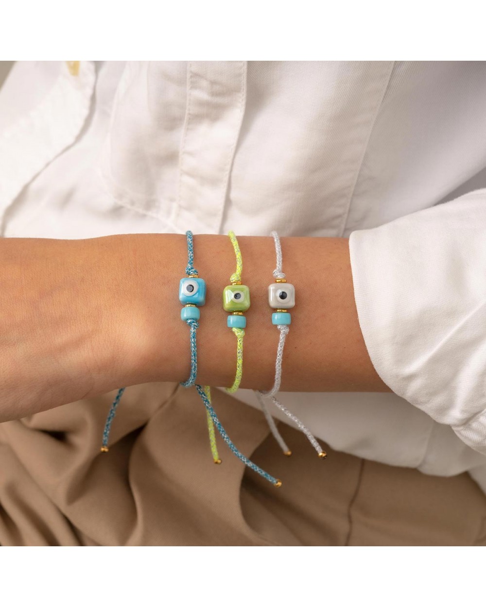 Χειροποίητο βραχιόλι της Excite Fashion Jewellery, δίχρωμο κορδόνι, ματάκι κύβος, τιρκουάζ χάντρα, και χρυσές μπίλιες. B-1774-14 Κοσμήματα Χειροποίητο βραχιόλι της Excite Fashion Jewellery, δίχρωμο κορδόνι, ματάκι κύβος, τιρκουάζ χάντρα, και χρυσές μπίλιες. B-1774-14 Κοσμήματα