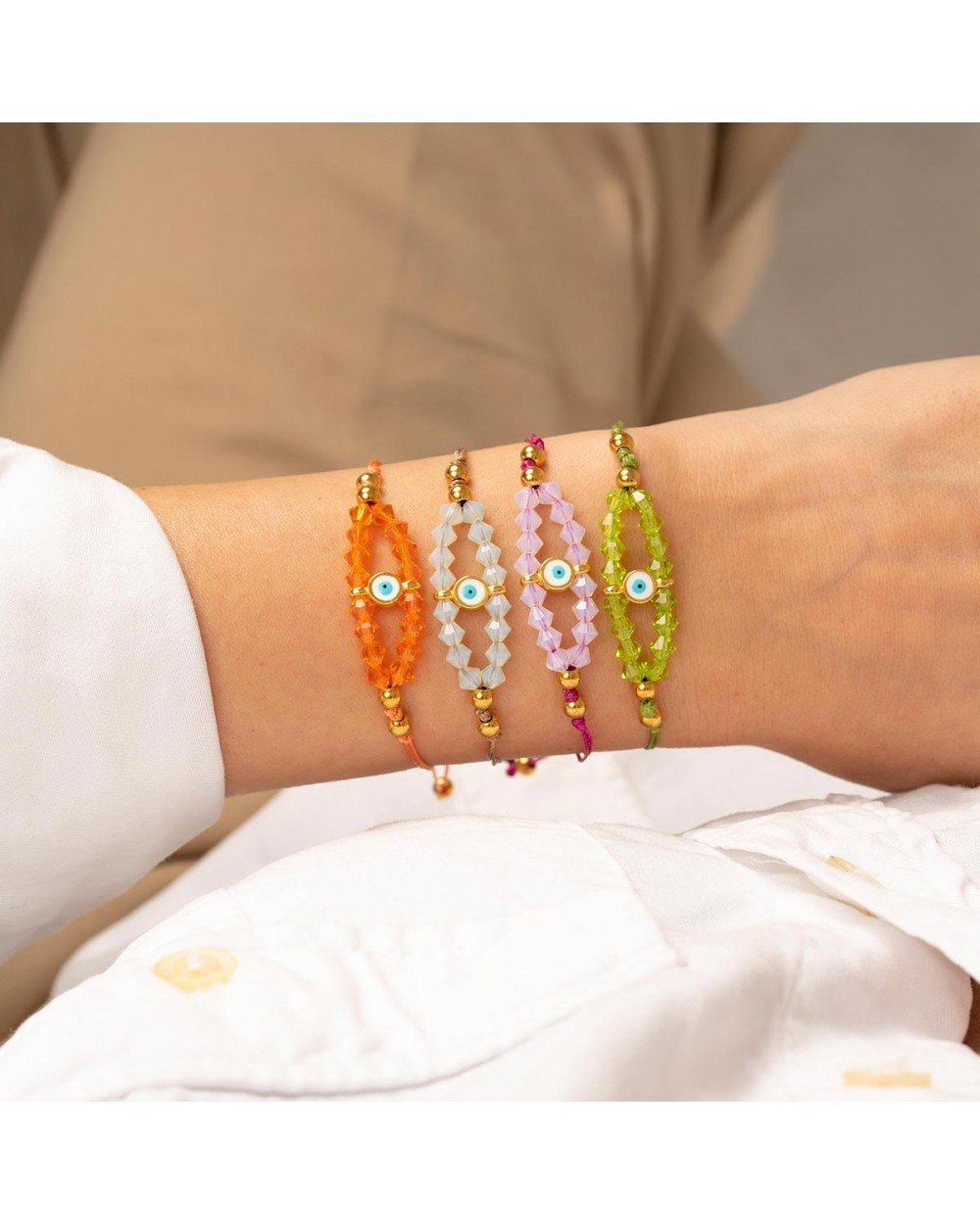 Χειροποίητο βραχιόλι μακραμέ  της Excite Fashion Jewellery, πράσινο κορδόνι και κρυσταλλάκια, επίχρυσο λευκό ματάκι με σμάλτο. B-1776-18 Κοσμήματα