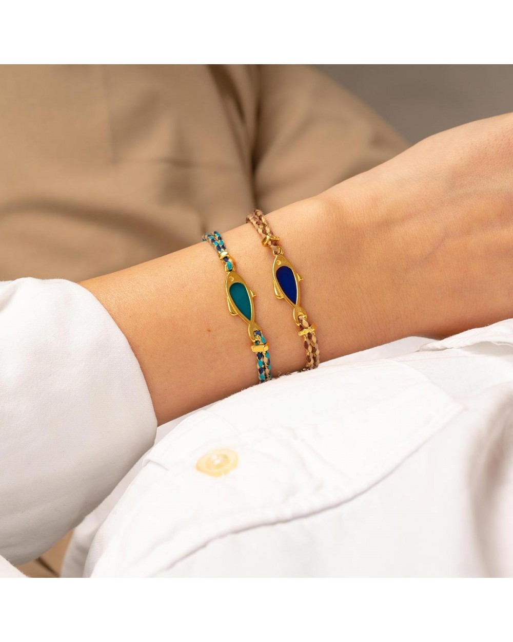 Χειροποίητο βραχιόλι μακραμέ  της Excite Fashion Jewellery, καφέ κορδόνι, επίχρυσο ψαράκι με μπλέ σμάλτο. B-1780-21 Κοσμήματα