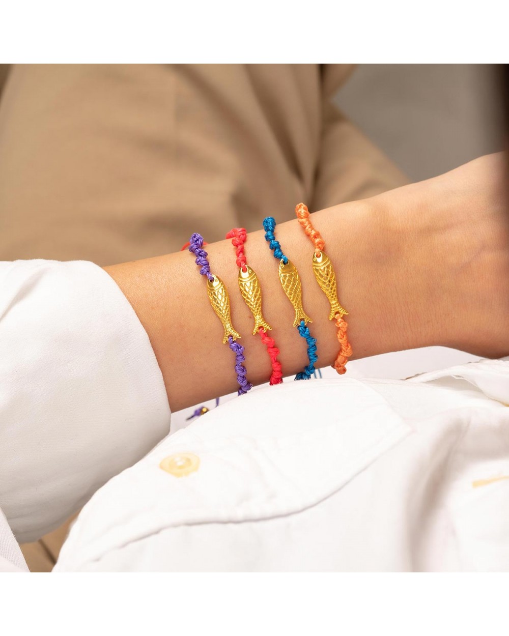 Χειροποίητο βραχιόλι μακραμέ της Excite Fashion Jewellery, μωβ κορδόνι, επίχρυσο ψαράκι. B-1781-34 Κοσμήματα Χειροποίητο βραχιόλι μακραμέ της Excite Fashion Jewellery, μωβ κορδόνι, επίχρυσο ψαράκι. B-1781-34 Κοσμήματα