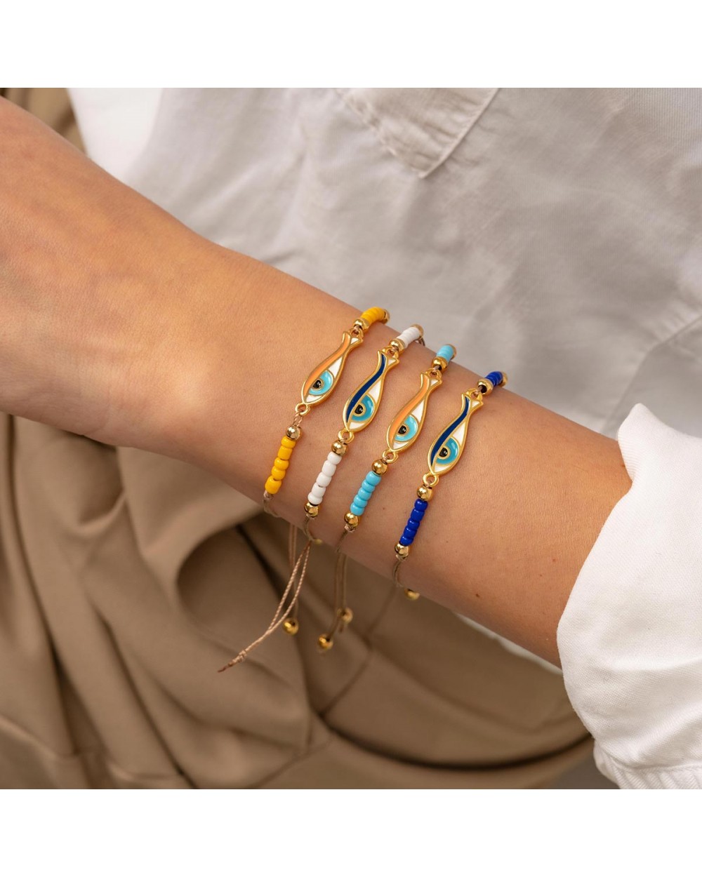 Χειροποίητο βραχιόλι μακραμέ της Excite Fashion Jewellery, καφέ κορδόνι, μπλέ χάντρες, επίχρυσο ψαράκι με σμάλτο. B-1785-07 Κοσμήματα Χειροποίητο βραχιόλι μακραμέ της Excite Fashion Jewellery, καφέ κορδόνι, μπλέ χάντρες, επίχρυσο ψαράκι με σμάλτο. B-1785-07 Κοσμήματα