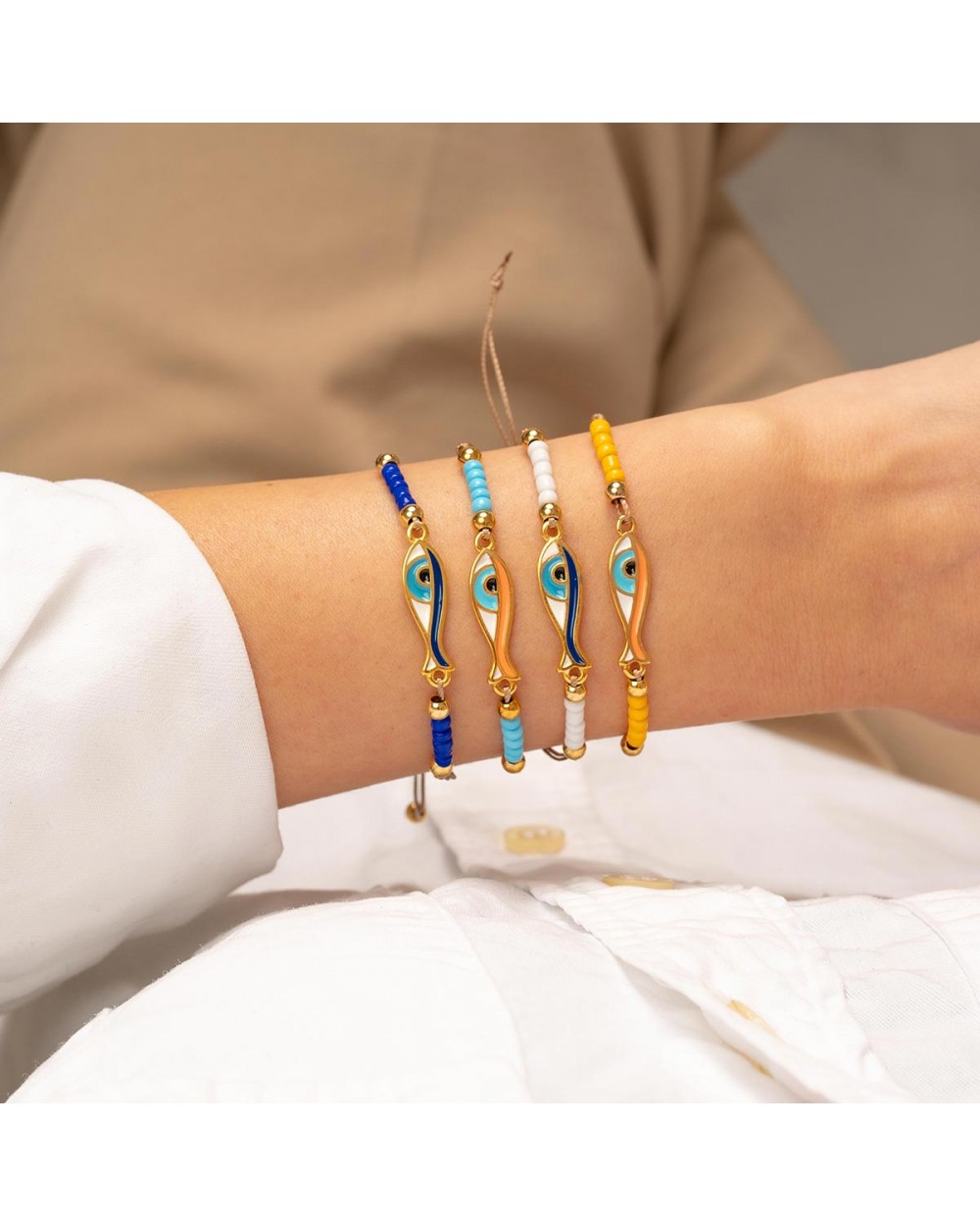 Χειροποίητο βραχιόλι μακραμέ της Excite Fashion Jewellery, καφέ κορδόνι, λευκές χάντρες, επίχρυσο ψαράκι με σμάλτο. B-1785-17 Κοσμήματα Χειροποίητο βραχιόλι μακραμέ της Excite Fashion Jewellery, καφέ κορδόνι, λευκές χάντρες, επίχρυσο ψαράκι με σμάλτο. B-1785-17 Κοσμήματα
