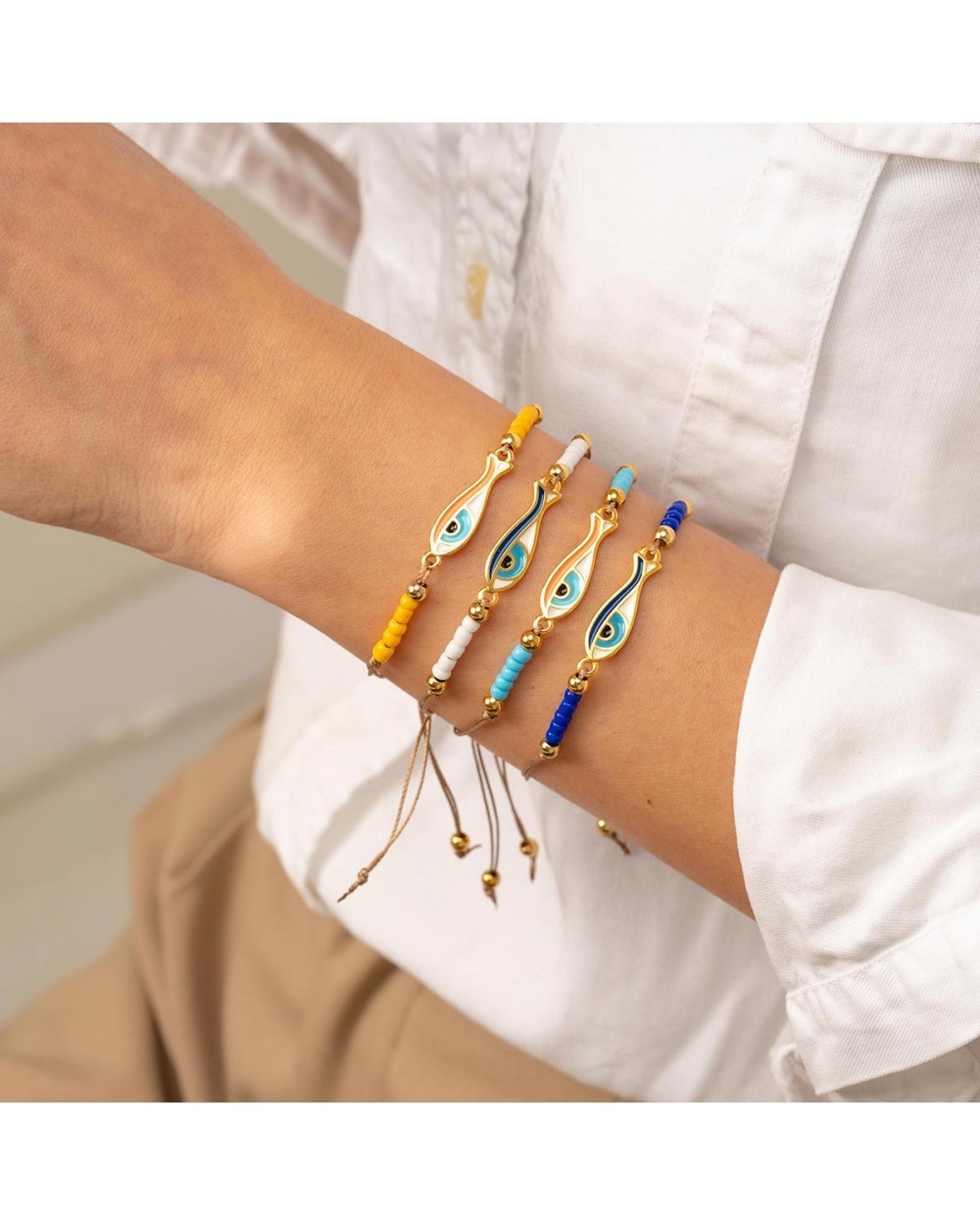 Χειροποίητο βραχιόλι μακραμέ της Excite Fashion Jewellery, καφέ κορδόνι, κίτρινες χάντρες, επίχρυσο ψαράκι με σμάλτο. B-1785-22 Κοσμήματα Χειροποίητο βραχιόλι μακραμέ της Excite Fashion Jewellery, καφέ κορδόνι, κίτρινες χάντρες, επίχρυσο ψαράκι με σμάλτο. B-1785-22 Κοσμήματα