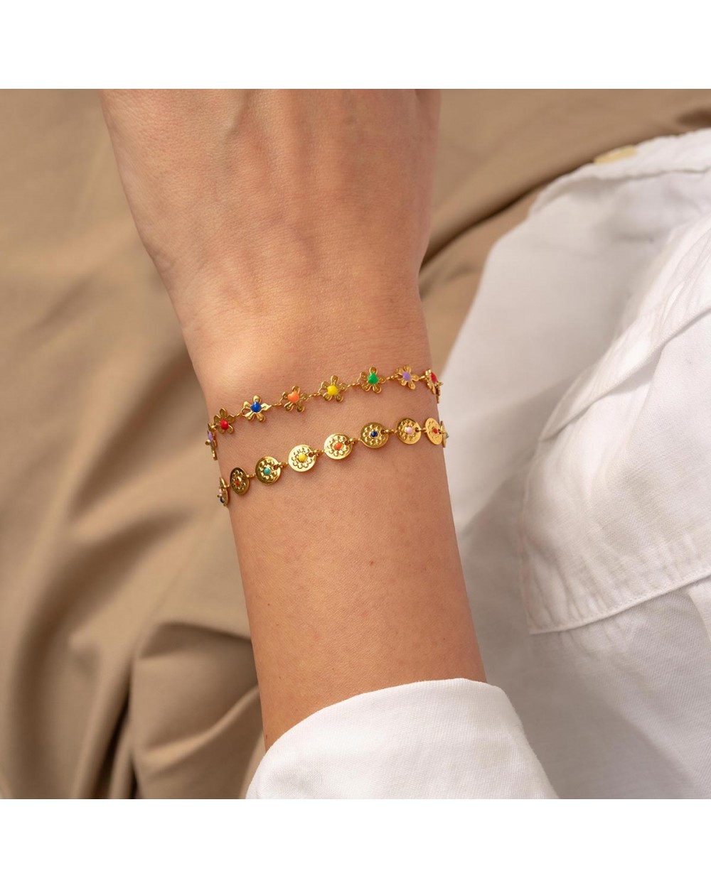 Βραχιόλι της Excite Fashion Jewellery, στρογγυλά  μοτίφ, ανάγλυφα λουλουδάκια, με πολυχρωμο σμάλτο, από ανοξείδωτο ατσάλι. B-1796-1 Κοσμήματα