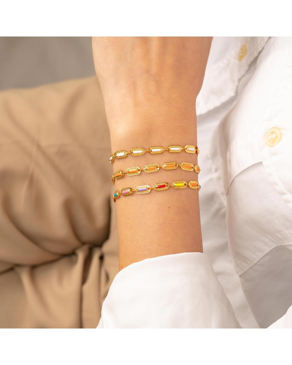 Βραχιόλι αλυσίδα της Excite Fashion Jewellery, οβάλ ανάγλυφα στοιχεία με λευκό σμάλτο από επιχρυσωμένο ανοξείδωτο ατσάλι. B-1797-17 Κοσμήματα