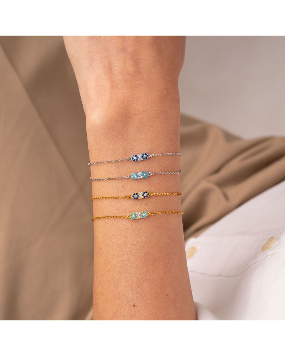 Βραχιόλι της Excite Fashion Jewellery με μοτίφ μπάρα στολισμένη με λευκά και μπλέ ζιργκόν σε σχέδιο ματάκια από επιχρυσωμένο ασήμι 925. B-54-MPLE-G-6 Κοσμήματα Βραχιόλι της Excite Fashion Jewellery με μοτίφ μπάρα στολισμένη με λευκά και μπλέ ζιργκόν σε σχέδιο ματάκια από επιχρυσωμένο ασήμι 925. B-54-MPLE-G-6 Κοσμήματα
