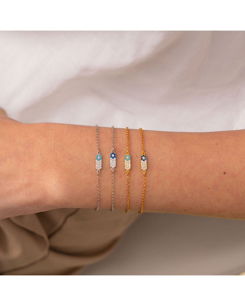 Βραχιόλι της Excite Fashion Jewellery με μοτίφ μπάρα στολισμένη με λευκά και μπλέ ζιργκόν σε σχέδιο ματάκι από επιχρυσωμένο ασήμι 925. B-55-MPLE-G-6 Κοσμήματα Βραχιόλι της Excite Fashion Jewellery με μοτίφ μπάρα στολισμένη με λευκά και μπλέ ζιργκόν σε σχέδιο ματάκι από επιχρυσωμένο ασήμι 925. B-55-MPLE-G-6 Κοσμήματα