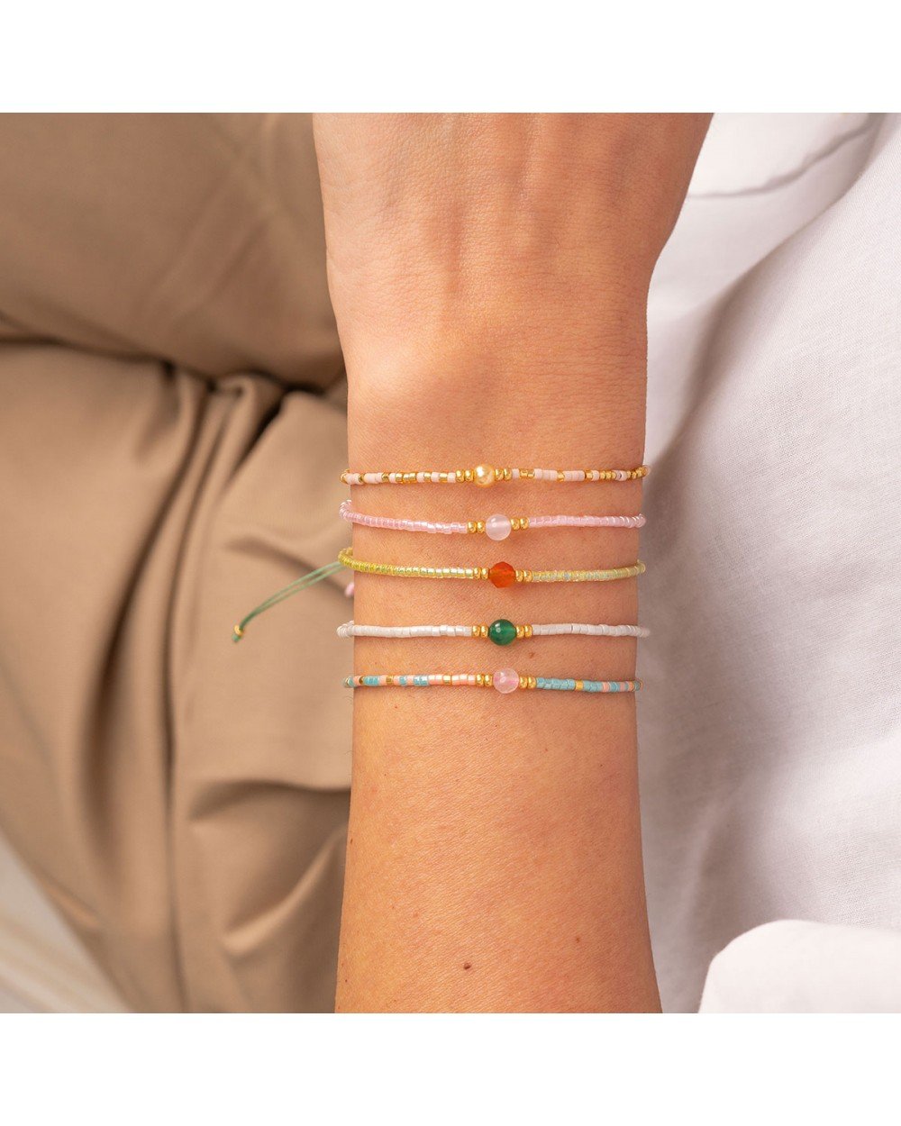 Βραχιόλι λεπτό Boho της Excite Fashion Jewellery, με ροζ πέτρα, χρυσές και ροζ χάντρες. BR-0115-4 Κοσμήματα Βραχιόλι λεπτό Boho της Excite Fashion Jewellery, με ροζ πέτρα, χρυσές και ροζ χάντρες. BR-0115-4 Κοσμήματα