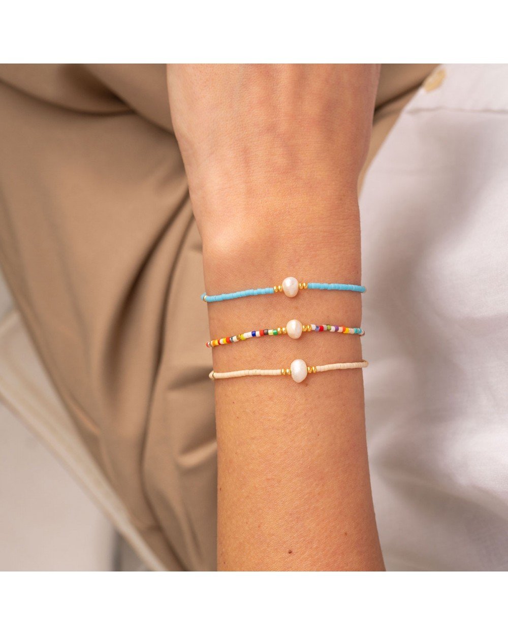 Βραχιόλι λεπτό μακραμέ, Boho, της Excite Fashion Jewellery, με περλίτσα, τιρκουάζ και χρυσές χάντρες. BR-0214-4 Κοσμήματα Βραχιόλι λεπτό μακραμέ, Boho, της Excite Fashion Jewellery, με περλίτσα, τιρκουάζ και χρυσές χάντρες. BR-0214-4 Κοσμήματα