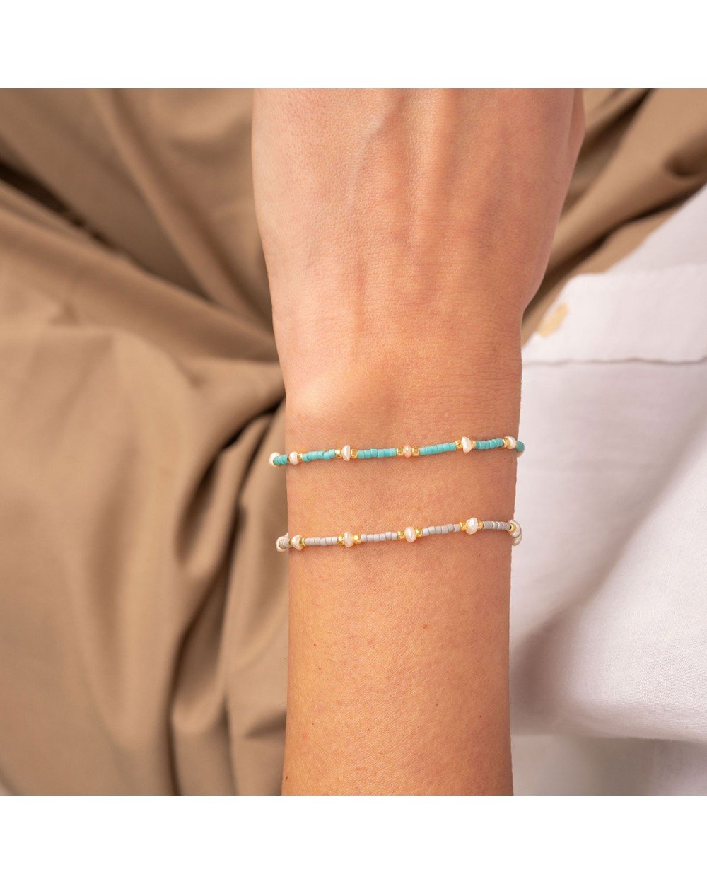 Βραχιόλι λεπτό, Boho, της Excite Fashion Jewellery, με μαργαριταράκια, τιρκουάζ και χρυσές χάντρες από ανοξείδωτο ατσάλι. BR-0307-5 Κοσμήματα Βραχιόλι λεπτό, Boho, της Excite Fashion Jewellery, με μαργαριταράκια, τιρκουάζ και χρυσές χάντρες από ανοξείδωτο ατσάλι. BR-0307-5 Κοσμήματα