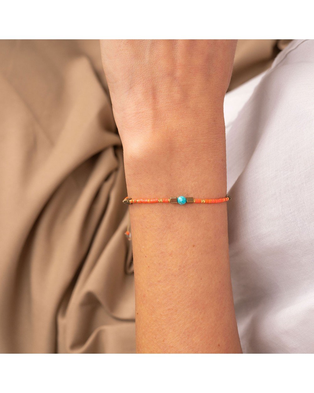 Βραχιόλι λεπτό μακραμέ, Boho, της Excite Fashion Jewellery, με τιρκουάζ πέτρα, κοραλί, και χρυσές χάντρς. BR-0411-4 Κοσμήματα Βραχιόλι λεπτό μακραμέ, Boho, της Excite Fashion Jewellery, με τιρκουάζ πέτρα, κοραλί, και χρυσές χάντρς. BR-0411-4 Κοσμήματα