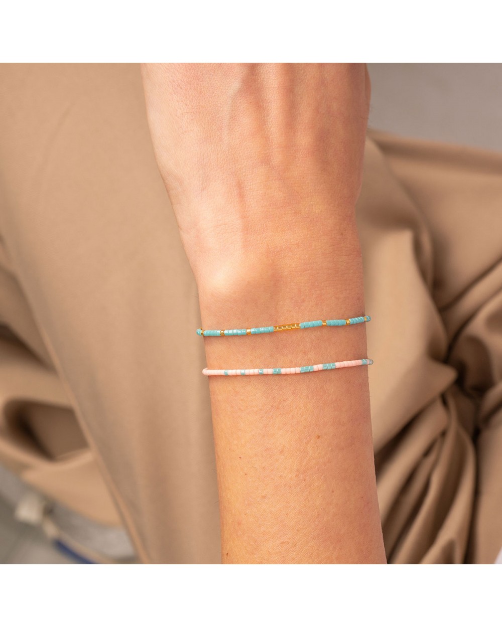 Βραχιόλι λεπτό, της Excite Fashion Jewellery με τιρκουάζ και χρυσές χάντρες από ανοξείδωτο ατσάλι. BR-0902-4 Κοσμήματα Βραχιόλι λεπτό, της Excite Fashion Jewellery με τιρκουάζ και χρυσές χάντρες από ανοξείδωτο ατσάλι. BR-0902-4 Κοσμήματα