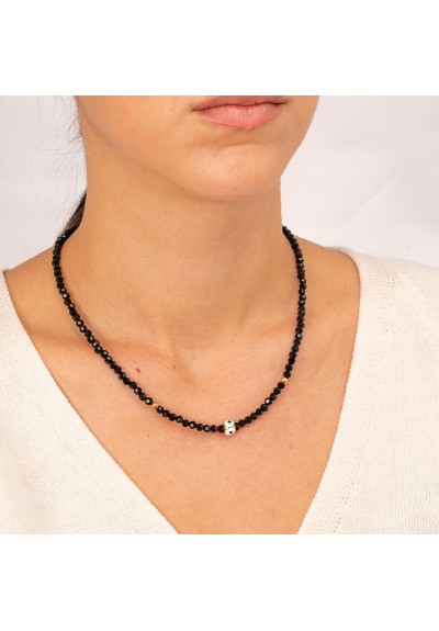 Κολιέ χειροποίητο με  επίχρυσο ματάκι  και λευκό σμάλτο, επίχρυσες μπίλιες και μαύρες χάνδρες, της Excite Fashion Jewellery. K-1403-07-10-89 Κολιέ χειροποίητο με  επίχρυσο ματάκι  και λευκό σμάλτο, επίχρυσες μπίλιες και μαύρες χάνδρες, της Excite Fashion Jewellery. K-1403-07-10-89