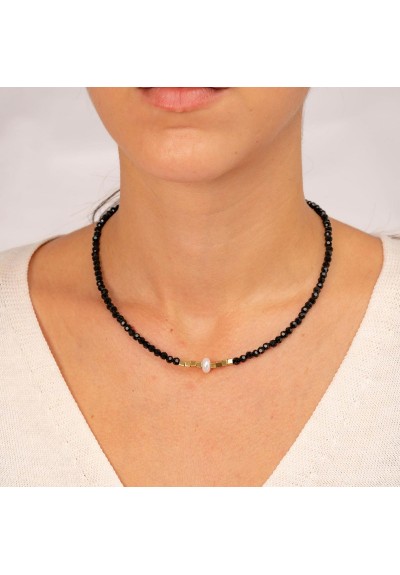 Κολιέ χειροποίητο, με μαύρες χάνδρες, επίχρυσα κυβάκια και περλίτσα  της Excite Fashion Jewellery. K-1429-07-10-66 Κολιέ χειροποίητο, με μαύρες χάνδρες, επίχρυσα κυβάκια και περλίτσα  της Excite Fashion Jewellery. K-1429-07-10-66
