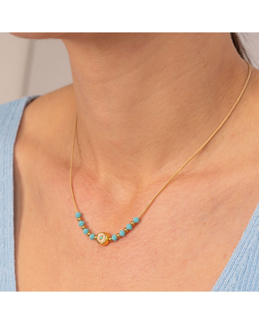 Kολιέ από την Excite fashion jewellery, ματάκι με σμάλτο, τυρκουάζ πέτρες, χρυσές χάντρες με μεταξωτό κορδόνι. K-1736-01-05-49 Κοσμήματα Kολιέ από την Excite fashion jewellery, ματάκι με σμάλτο, τυρκουάζ πέτρες, χρυσές χάντρες με μεταξωτό κορδόνι. K-1736-01-05-49 Κοσμήματα