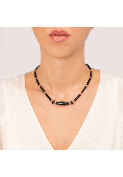 Κολιέ  από επιχρυσωμένο ανοξείδωτο ατσάλι (δεν μαυρίζει), με μαύρες πέτρες σωλήνα, χρυσές χάντρες και οβάλ μαύρη πέτρα, της Excite Fashion Jewellery. K-1741-01-06-105