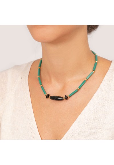 Κολιέ  από επιχρυσωμένο ανοξείδωτο ατσάλι (δεν μαυρίζει), με πράσινες πέτρες σωλήνα, χρυσές χάντρες και οβάλ μαύρη πέτρα, της Excite Fashion Jewellery. K-1741-01-18-105
