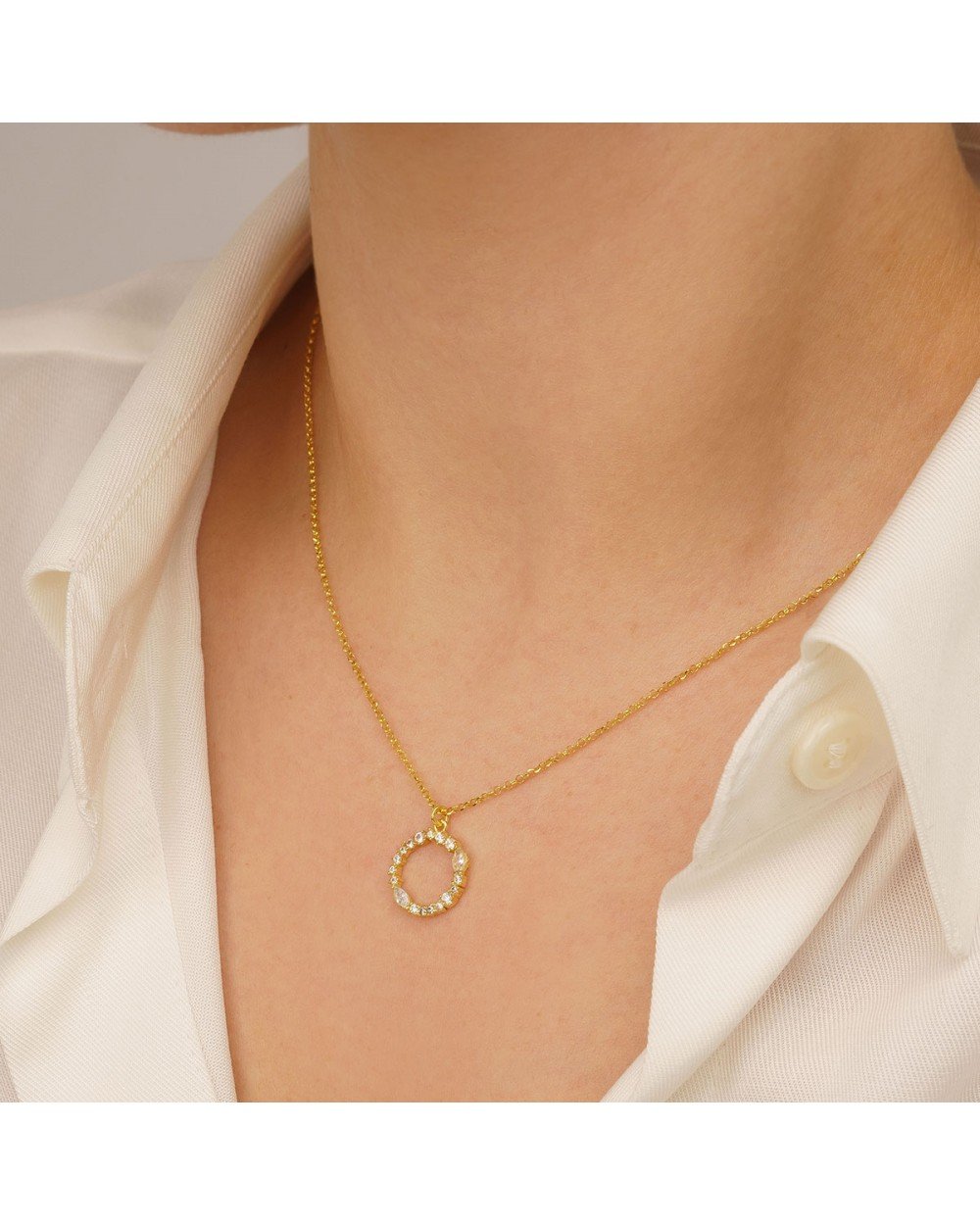 Κολιέ μονόγραμμα Ο Excite fashion Jewellery με λευκά ζιργκόν επιχρυσωμένο ασήμι 925, . K-MON-O-G-95 Κοσμήματα Κολιέ μονόγραμμα Ο Excite fashion Jewellery με λευκά ζιργκόν επιχρυσωμένο ασήμι 925, . K-MON-O-G-95 Κοσμήματα