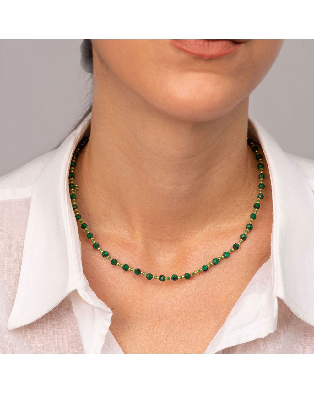 Κολιέ μακραμέ Boho της Excite Fashion Jewellery, με πράσινες πέτρες και χρυσές χάντρες. N-110405-115 Κοσμήματα Κολιέ μακραμέ Boho της Excite Fashion Jewellery, με πράσινες πέτρες και χρυσές χάντρες. N-110405-115 Κοσμήματα