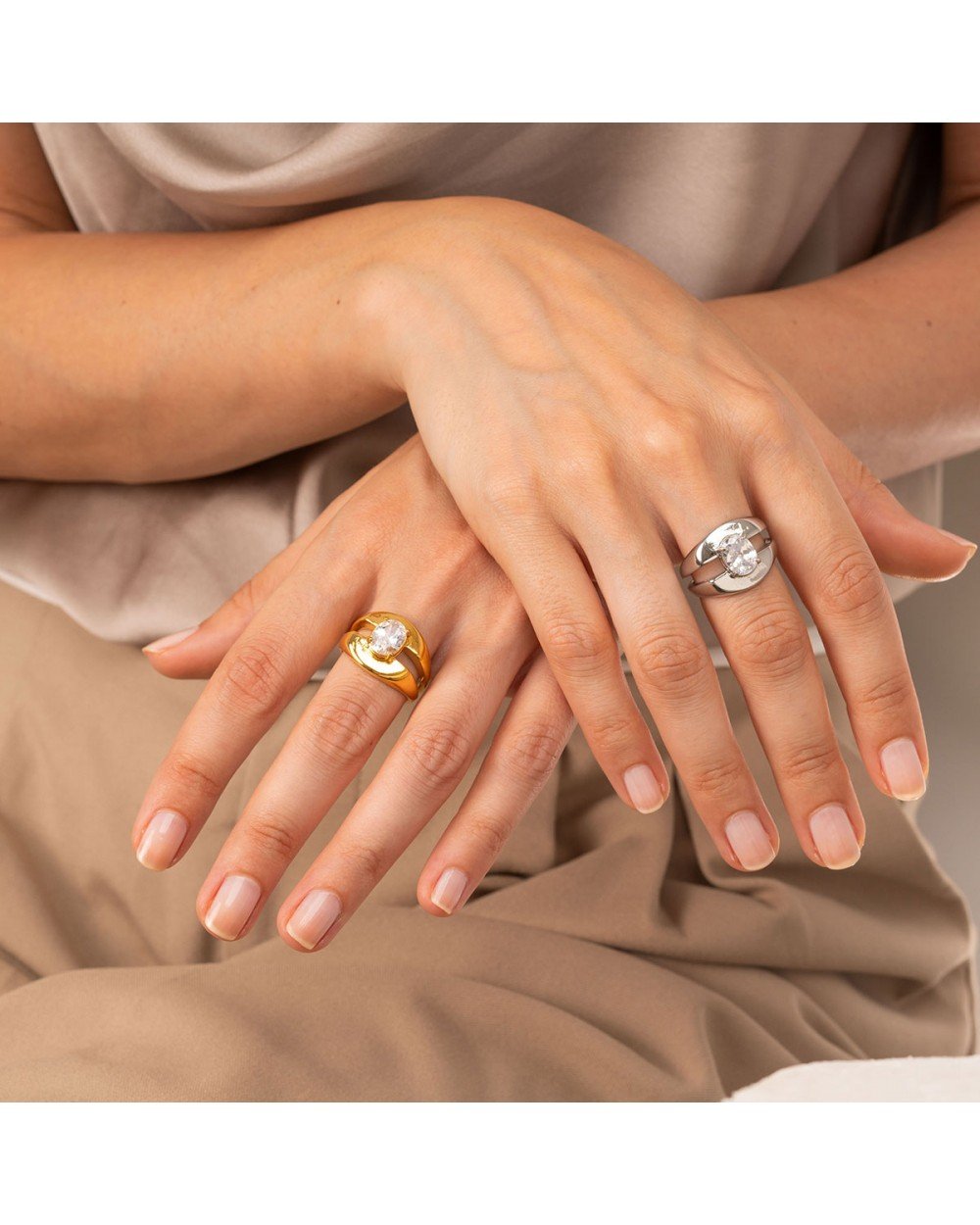 Εντυπωσιακό ανοιχτό δαχτυλίδι από την Excite Fashion Jewellery στολισμένο με λευκό ζιργκόν από ανοξείδωτο επιχρυσωμένο ατσάλι. R-YH1313-G-75 Κοσμήματα Εντυπωσιακό ανοιχτό δαχτυλίδι από την Excite Fashion Jewellery στολισμένο με λευκό ζιργκόν από ανοξείδωτο επιχρυσωμένο ατσάλι. R-YH1313-G-75 Κοσμήματα