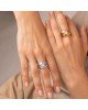 Εντυπωσιακό ανοιχτό  δαχτυλίδι από την Excite Fashion Jewellery στολισμένο με λευκό ζιργκόν  από ανοξείδωτο επιπλατινωμενο  ατσάλι.   R-YH1313-S-75 Κοσμήματα