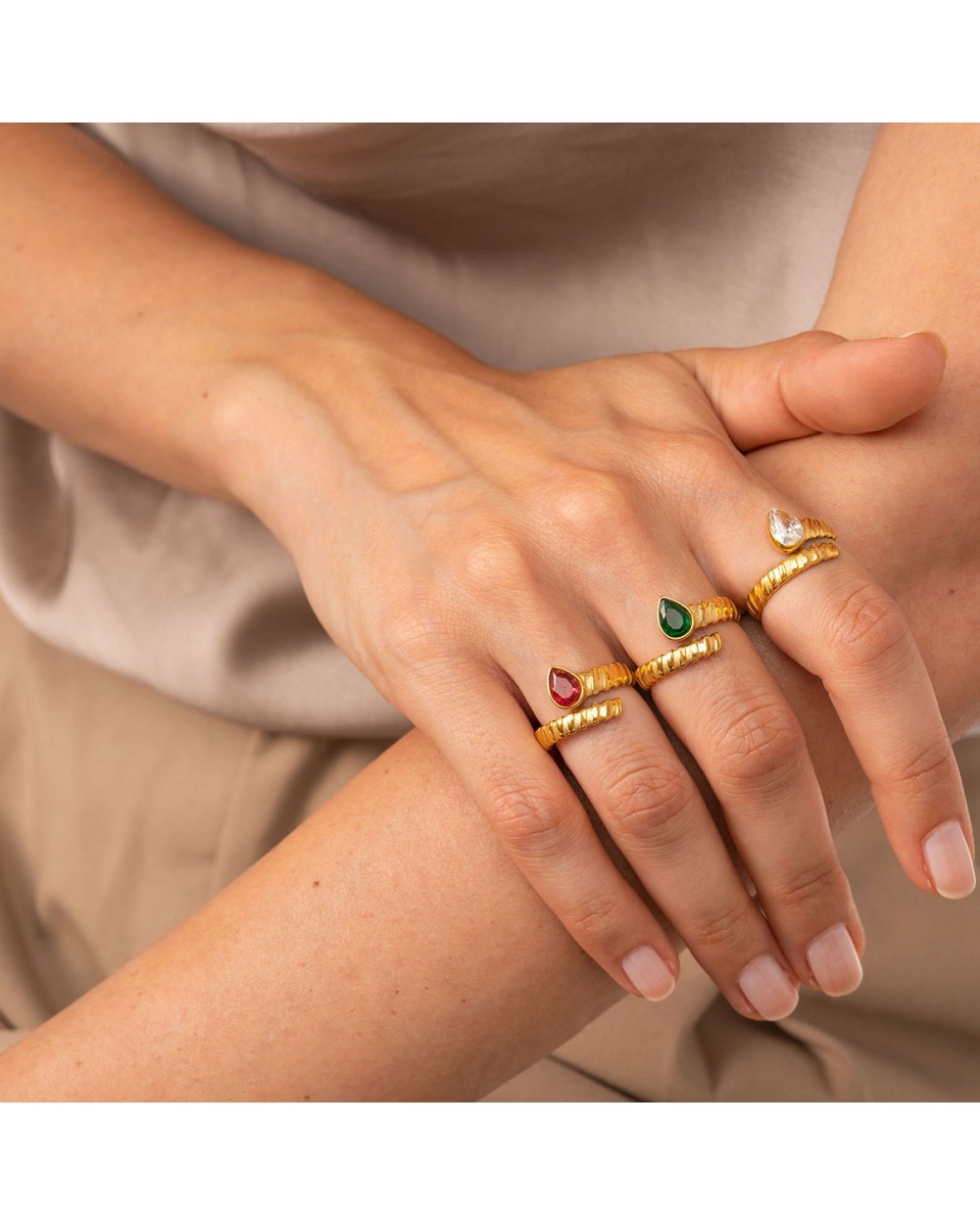 Κομψό δαχτυλίδι από την Excite Fashion Jewellery με ραβδώσεις και κατάληξη  κόκκινο ζιργκόν σταγόνα, από επιχρυσωμένο ανοξείδωτο ατσάλι. R-YH1320-RED-65 Κοσμήματα