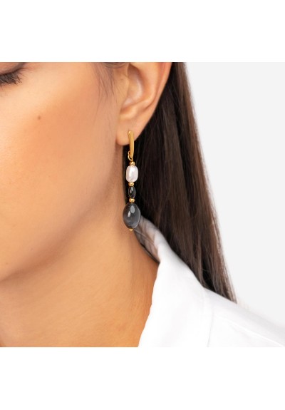 Χειροποίητα σκουλαρίκα, μακριά, επίχρυσα από ανοξείδωτο ατσάλι (δεν μαυρίζει), με περλίτσα, και μαύρες πέτρες, της Excite Fashion Jewellery.  S-1740-01-06-59 Χειροποίητα σκουλαρίκα, μακριά, επίχρυσα από ανοξείδωτο ατσάλι (δεν μαυρίζει), με περλίτσα, και μαύρες πέτρες, της Excite Fashion Jewellery.  S-1740-01-06-59