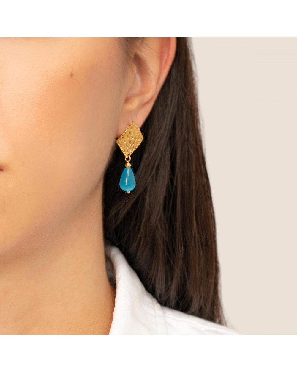 Χειροποίητα κρεμαστά σκουλαρίκια της Excite Fashion Jewellery, ανάγλυφο επίχρυσο μοτίφ, τιρκουάζ κρεμαστή σταγόνα, από ανοξείδωτο ατσάλι. S-1763-07 Κοσμήματα