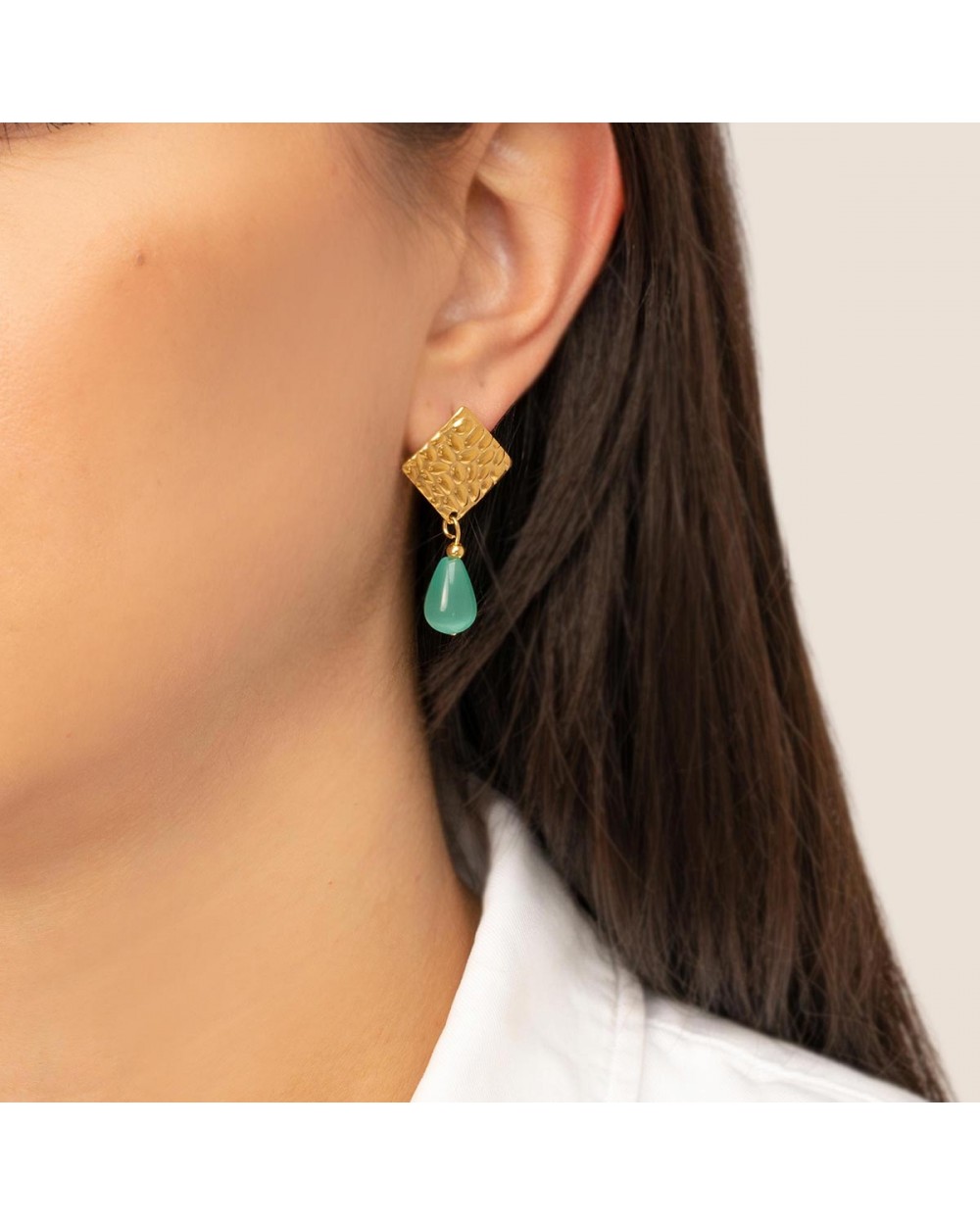 Χειροποίητα κρεμαστά σκουλαρίκια της Excite Fashion Jewellery, ανάγλυφο επίχρυσο μοτίφ, πράσινη κρεμαστή σταγόνα, από ανοξείδωτο ατσάλι. S-1763-08 Κοσμήματα Χειροποίητα κρεμαστά σκουλαρίκια της Excite Fashion Jewellery, ανάγλυφο επίχρυσο μοτίφ, πράσινη κρεμαστή σταγόνα, από ανοξείδωτο ατσάλι. S-1763-08 Κοσμήματα