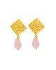Χειροποίητα κρεμαστά σκουλαρίκια της Excite Fashion Jewellery, ανάγλυφο επίχρυσο μοτίφ, ροζ κρεμαστή σταγόνα, από ανοξείδωτο ατσάλι. S-1763-11 Κοσμήματα Χειροποίητα κρεμαστά σκουλαρίκια της Excite Fashion Jewellery, ανάγλυφο επίχρυσο μοτίφ, ροζ κρεμαστή σταγόνα, από ανοξείδωτο ατσάλι. S-1763-11 Κοσμήματα