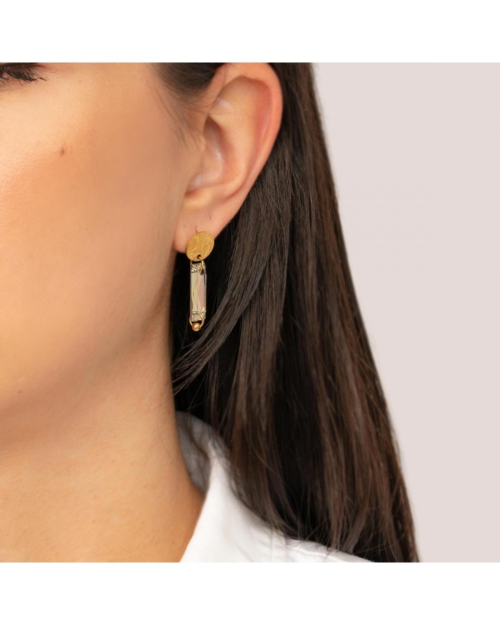 Κομψά κρεμαστά σκουλαρίκια της Excite Fashion Jewellery, επίχρυσο στρογγυλό στοιχείο, ροζ κρεμαστό κρυσταλλο, από ανοξείδωτο ατσάλι. S-1765-11 Κοσμήματα