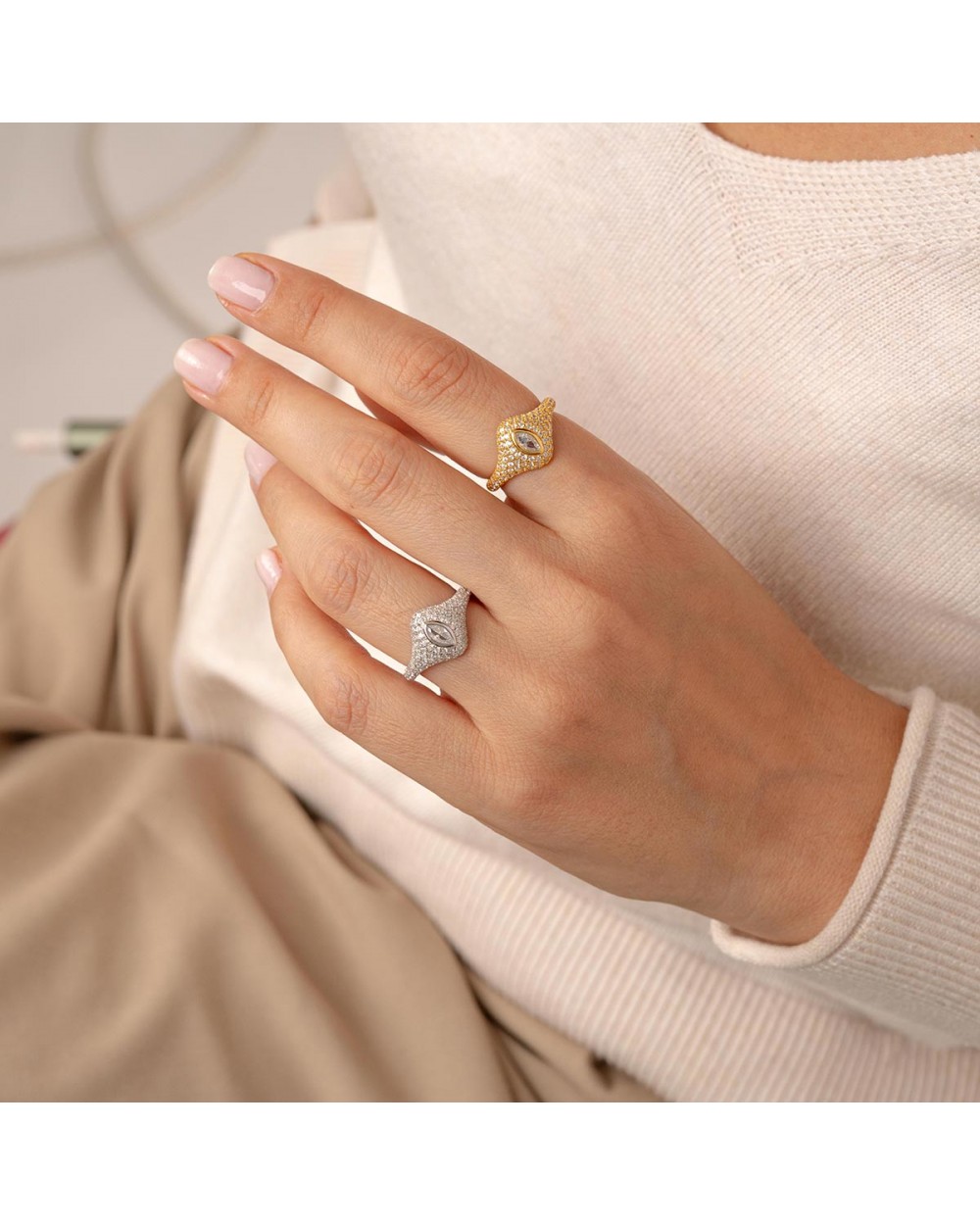 <h4 data-start="84" data-end="186">Ασημένιο Επιπλατινωμένο Δαχτυλίδι με Λευκά Ζιργκόν και Κεντρική Πέτρα – Excite Fashion Jewellery R-2164-S</h4> Κοσμήματα